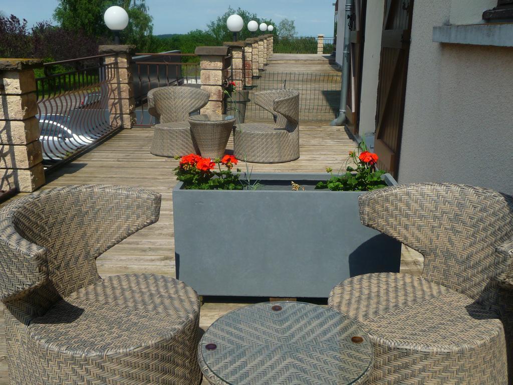 Logis La Rose Des Vents Hotel Volvic Kültér fotó