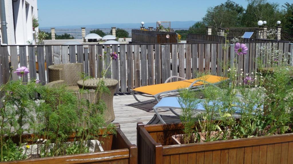 Logis La Rose Des Vents Hotel Volvic Kültér fotó