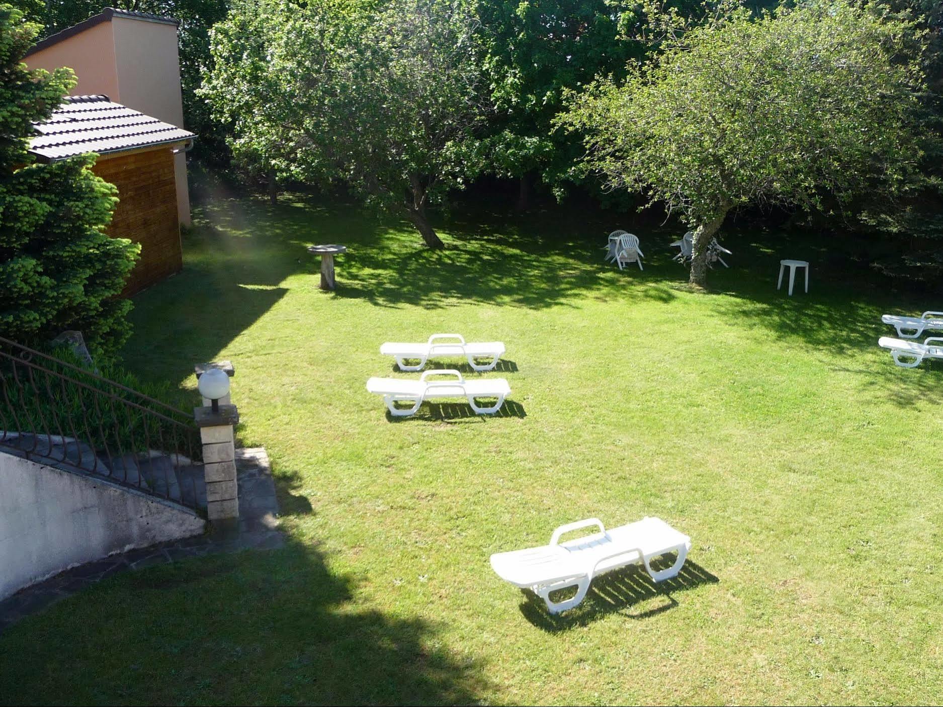 Logis La Rose Des Vents Hotel Volvic Kültér fotó