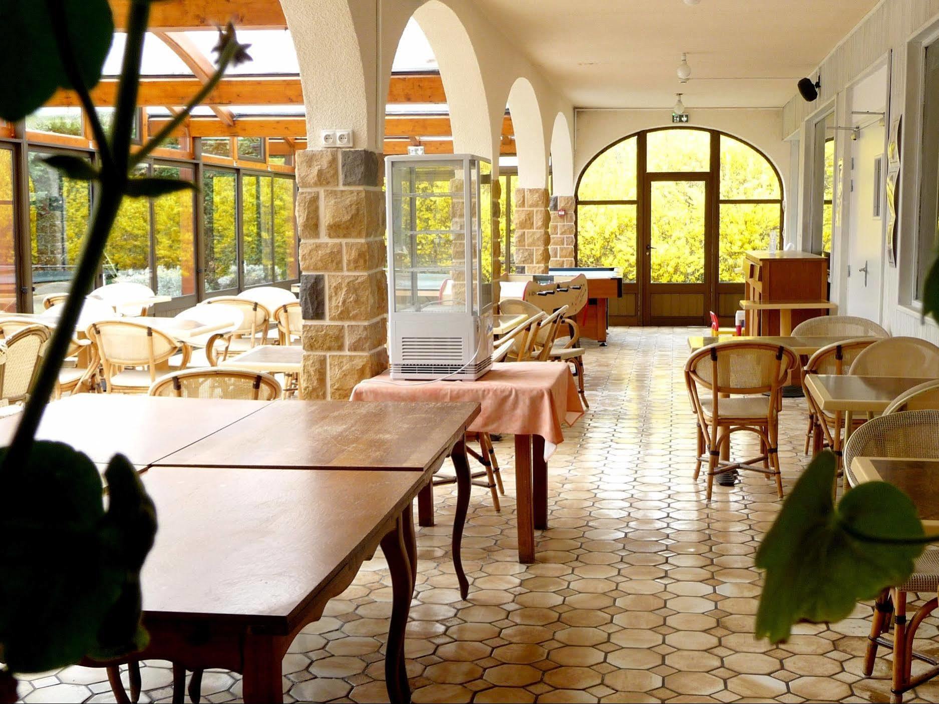 Logis La Rose Des Vents Hotel Volvic Kültér fotó