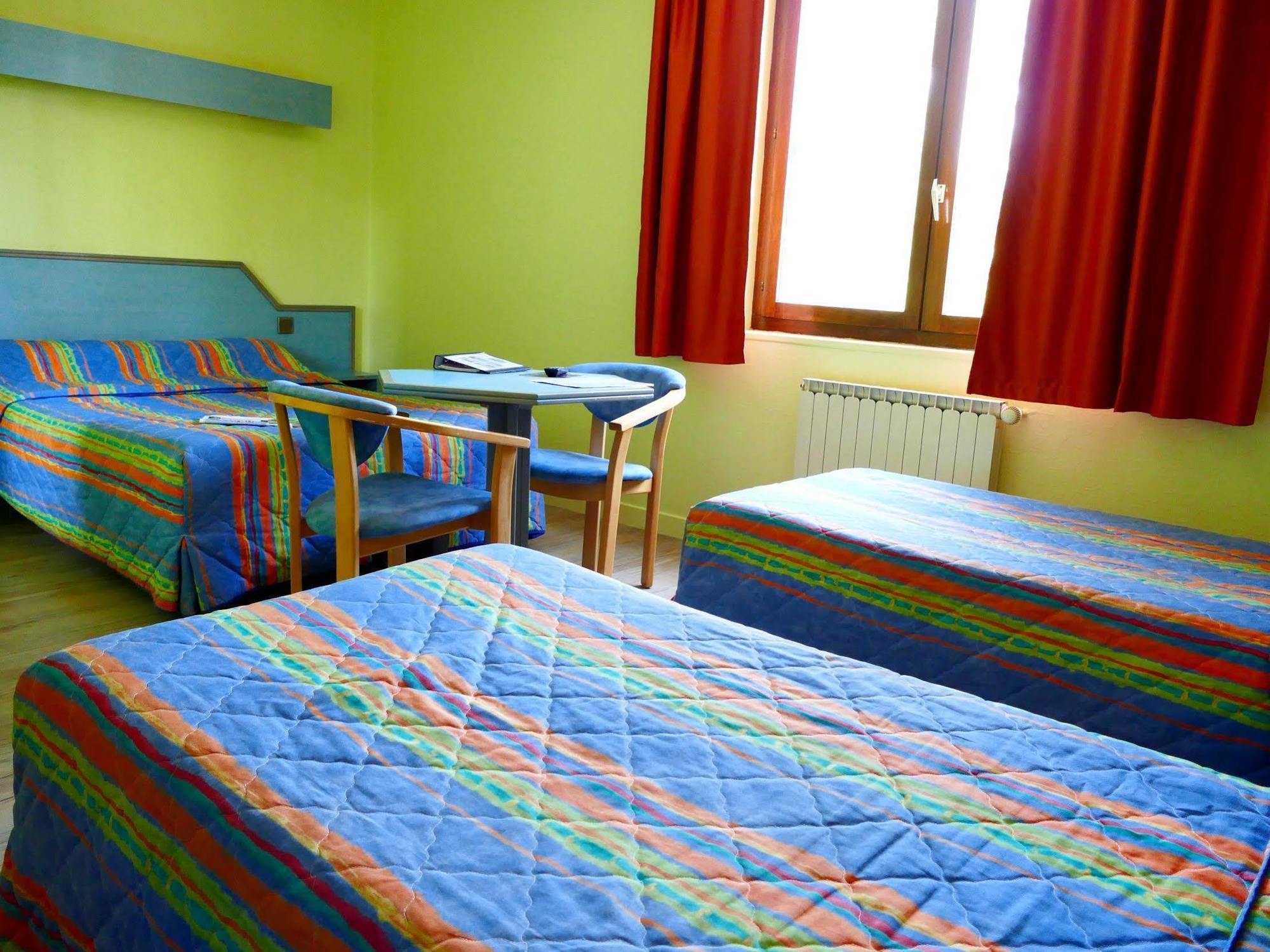 Logis La Rose Des Vents Hotel Volvic Kültér fotó
