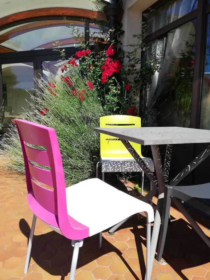 Logis La Rose Des Vents Hotel Volvic Kültér fotó