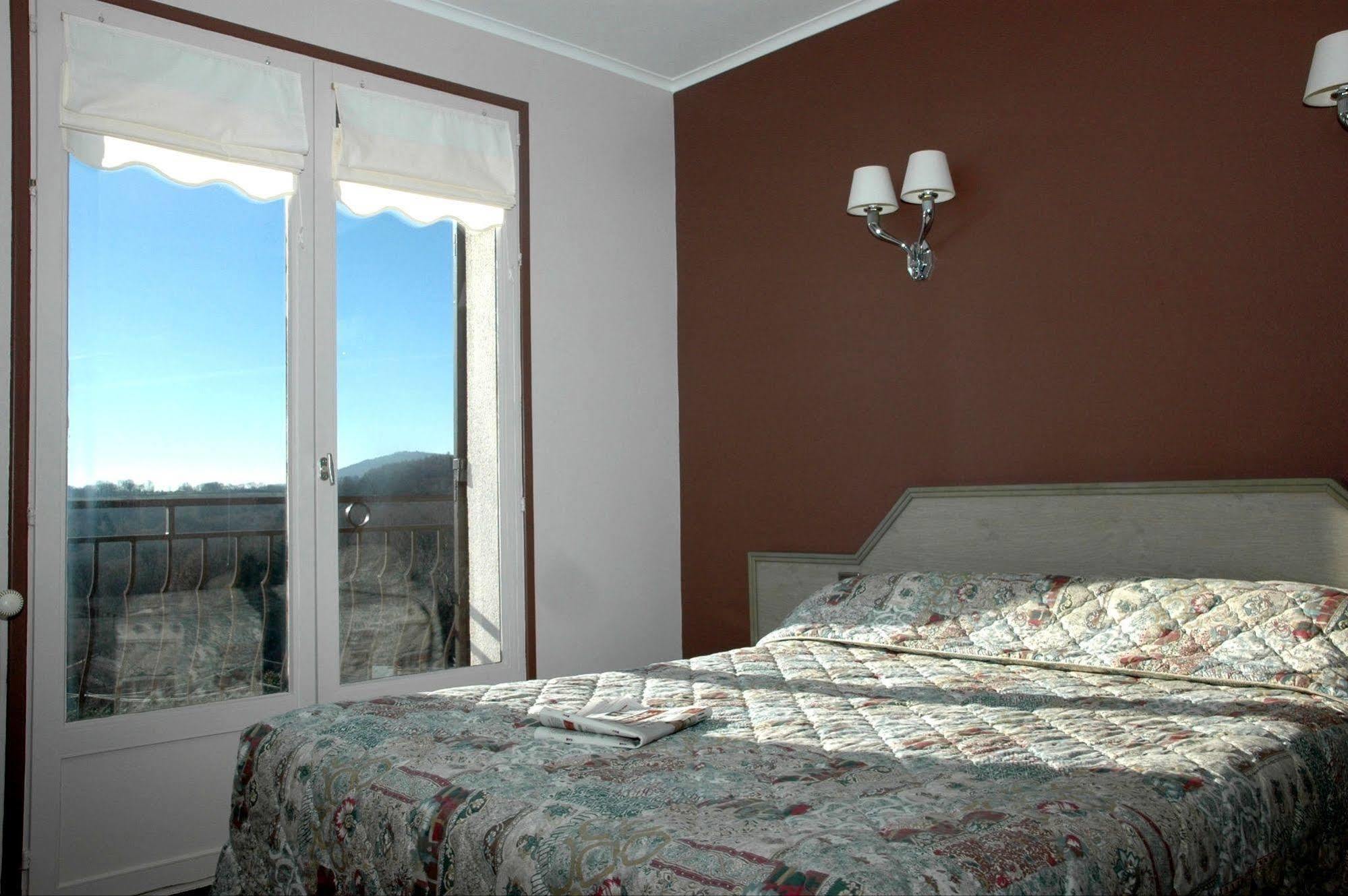 Logis La Rose Des Vents Hotel Volvic Kültér fotó