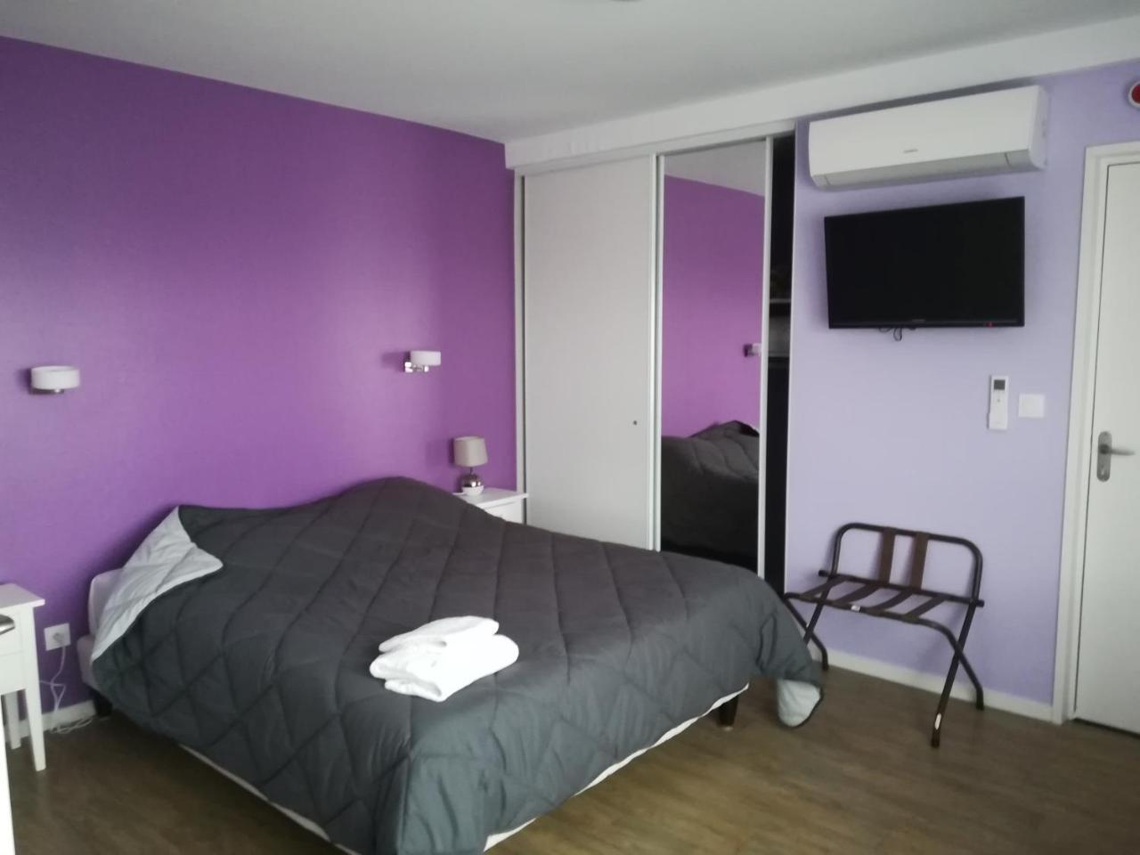 Logis La Rose Des Vents Hotel Volvic Kültér fotó