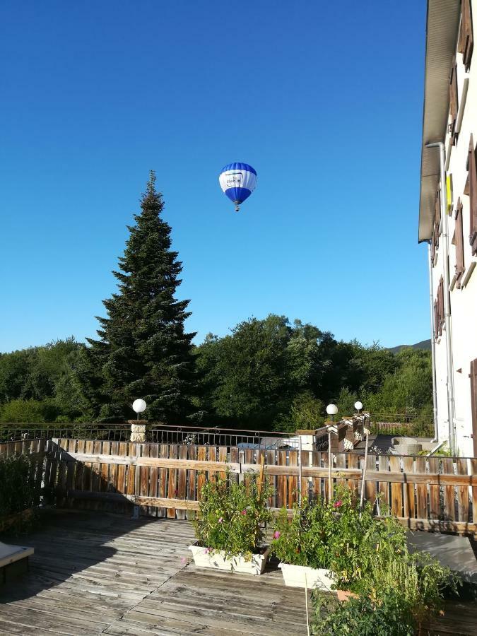 Logis La Rose Des Vents Hotel Volvic Kültér fotó